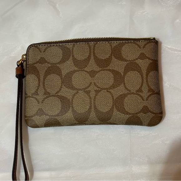 COACH Rainbow Corner Zip Wristlet In Signature Canvas With Radial Rainbow - Picture 2 of 6